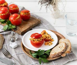 Tomaten gedämpft mit Reisfüllung auf einem Teller mit Brot.