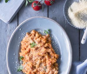 Ein Teller mit Tomaten-Kichererbsen-Pasta aus dem Cookit.