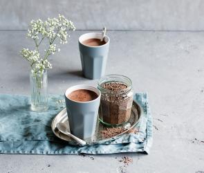 Trinkschokoladen-Pulver als heiße Schokolade in einem Becher.