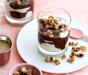 Vanille-Schoko-Dessert mit Haselnüssen