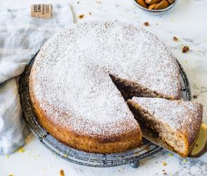 Angeschnittener veganer Mandelkuchen aus dem Cookit.