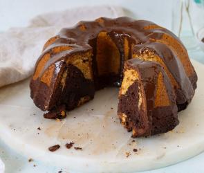 Veganer Marmorkuchen auf Marmorplatte.