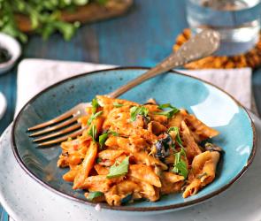 Vollkornnudeln mit Thunfischsoße auf einem Teller.