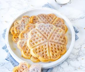 Mehrere Waffeln aus dem Cookit auf einem weißen Teller.