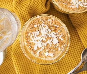 Weiße Schokoladenmousse mit Crunch in einem Glas.