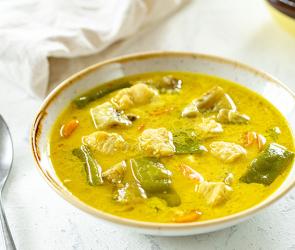 Weißfisch-Curry mit Chili auf einem Teller.