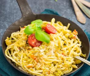 Wirsingpasta mit Kirschtomaten in der Pfanne