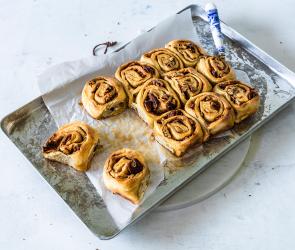 Zimt-Pekannuss-Schnecken aus dem Cookit auf einem Backblech.