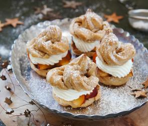 Zimt-Windbeutel mit Sahne und Pflaumen