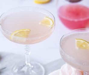 Zitronen-Pomelo-Limonade in Cocktailgläsern.