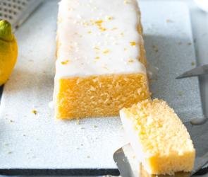 Angeschnittener Zitronenkuchen mit Zuckerguss aus dem Cookit.