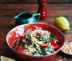 Bandnudeln mit Spinat und Gorgonzola