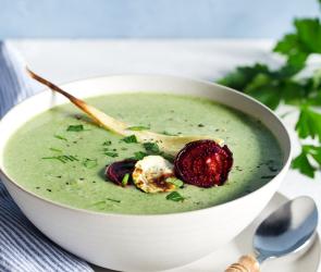 Cremige Kräutersuppe mit Gemüsechips