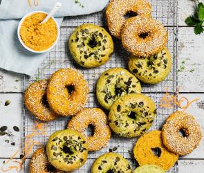 Karottenbagel auf einem Gitter