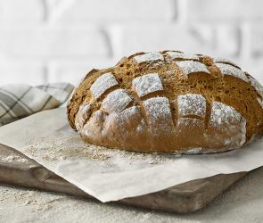 Roggen-Sauermilchbrot auf einem Holzbrett.