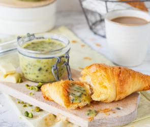 Weißer Schokoladenaufstrich mit Pistazien