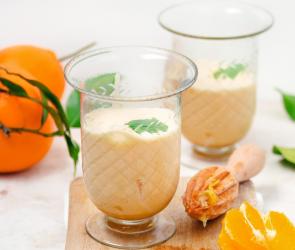 Zabaione auf marinierten Orangenfilets