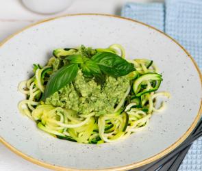 Zoodles mit Avocadopesto