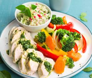 Gegrillte Hähnchenbrustfilet Sous-vide mit Gemüse und Salat