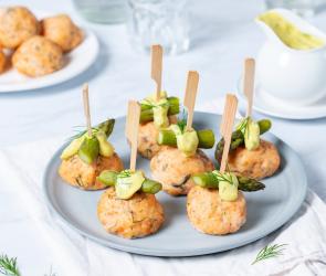 Lachsfrikadellen auf einem Teller