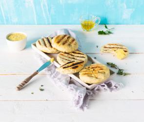 Schnelles Kräuter-Grillbrot auf einem Servierteller.