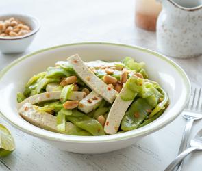 Sommersalat mit Staudensellerie, grünen Bohnen und Tofu