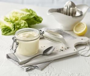 Vegane Mayonnaise in einem Einmachglas.