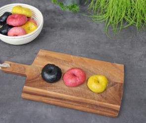 Deutschland-Bagel auf einem Holzbrett.