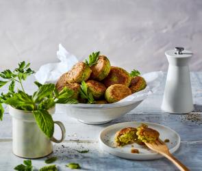 Erbsen-Falafel in einer Schüssel.