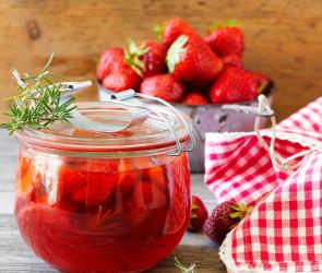 Erdbeeressig mit Honig und Rosmarin