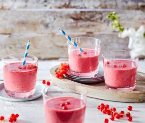 Johannisbeer-Frühstücks-Smoothie in drei Gläsern.