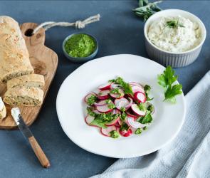 Kräuterbaguette mit Radieschensalat und Pesto