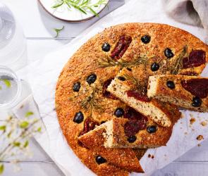 Low Carb Focaccia mit Tomaten und Oliven