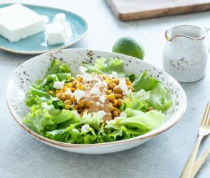 Mais-Kichererbsen-Bowl mit Miso-Tahini-Dressing
