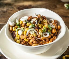 Mexikanischer Hackfleisch Pasta One-Pot in einer Schüssel angerichtet.