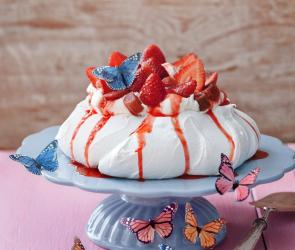 Pavlova mit Rhabarberkompott und Erdbeeren