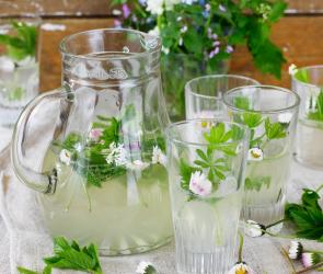 Sirup für Zitronen-Kräuterlimonade