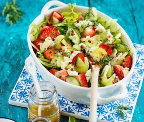Staudensellerie-Salat mit Erdbeeren und Büffelmozzarella