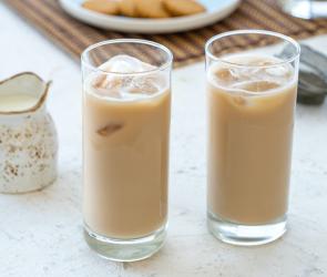 Thailändischer Eistee in zwei Gläsern mit Eiswürfeln.