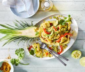 Ananas-Bulgur-Salat in einer halben Ananas angerichtet.