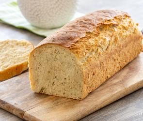 Brot mit karamellisierten Zwiebeln