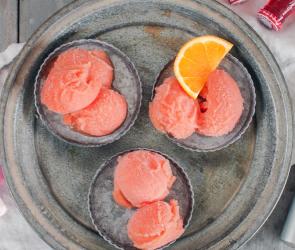 Campari-Sorbet in drei Schälchen.