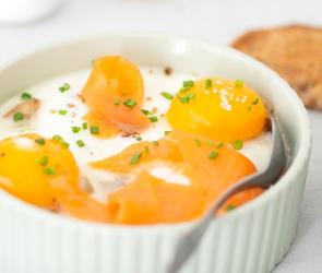 Eier-Auflauf mit Pilzen und Räucherforelle in einer kleinen Auflaufform.