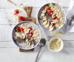 Erdbeer-Smoothie-Bowl mit Chia