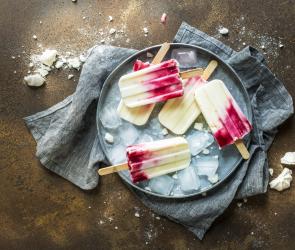 Fünf Himbeer-Joghurt-Eis am Stiel.
