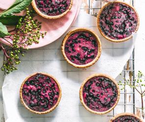 Holunderbeer-Käsekuchen-Tartelettes