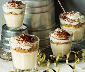 Latte Macchiato-Tiramisu in 5 Gläschen.