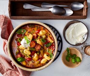 Puten-Kabanossi-Eintopf mit Gnocchi