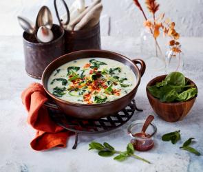 Rahmspinat-Eintopf in einem Tontopf.