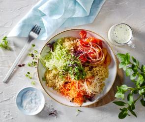 Rohkost-Salat mit Couscous in einer Bowl